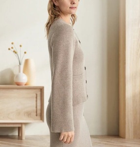 Produttore ODM e OEM di Cardigan Personalizzati in Maglia di Qualità, Misto Lana e Cashmere, Cardigan con Bottoni per Donna - Product Image 5