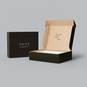 Confezioni regalo in carta di profumo nero di lusso e riciclabile personalizzate per uomo in rilievo con fodera in spugna facile da spedire - Product Image 1