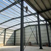 Entrepôt en structure acier PEB avec panneaux sandwich isolés pour l'entreposage de palettes par un fabricant de structures acier