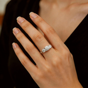 Bague J&C en argent sterling 925 plaqué or avec moissanite 0,5 carat, sertie de griffes, style romantique, pour femme, idéale pour mariage, banquet ou événement mondain - Product Image 2
