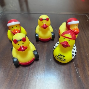 Đua xe điều khiển cao su vịt đua xe điều khiển trong mũ bảo hiểm và Mũ bóng chày tắm bồn tắm đồ chơi và Jeep vịt vịt - Product Image 1