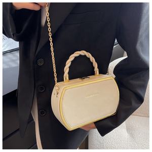 กระเป๋าถือแฟชั่นใหม่ 2026 กระเป๋าสะพายไหล่ทรงกล่อง ดีไซน์สวยเก๋ น้ำหนักเบา พร้อมสายโซ่ สำหรับผู้หญิง - Product Image 3