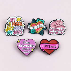 Broche de solapa de esmalte suave personalizado con diseño de sombrero de vaquero rosa 'Dolly We Trust' y corazón 'I Love Mom', insignia bonita para mamá de perros, regalo para el Día de la Madre - Product Image 4