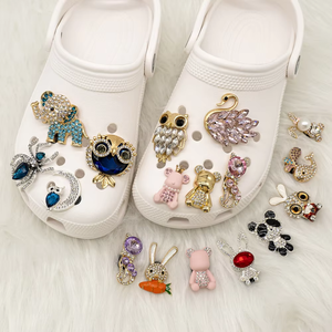 Vente en gros Accessoires lettres en PVC pour bricolage de créateur pour femmes Décoration de luxe personnalisée Sabots Chaussures Charme - Product Image 6