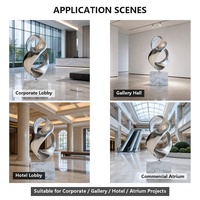 Sculpture abstraite moderne sur mesure en acier inoxydable poli miroir, motif ruban, art métallique grand format pour extérieur, place publique, hôtel