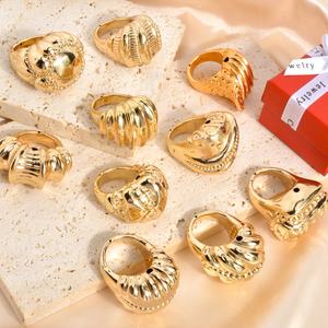 Bague de fiançailles tendance en laiton plaqué or 14 carats de haute qualité, grand design floral, accessoire de bijouterie pour femme - Product Image 6