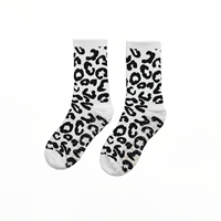 Chaussettes de Pilates respirantes avec logo personnalisé, antidérapantes, mi-longues, tricotées, avec broderie cerise, pour le yoga et le sport.