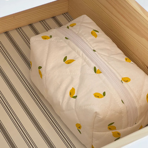 Organizador de artículos de tocador estilo coreano, ideal para Instagram, linda bolsa de maquillaje de algodón acolchado con estampado de limones y fresas, bolsa de aseo portátil. - Product Image 2