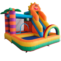Château gonflable coloré avec toboggan, thème soleil et palmiers, qualité commerciale pour les fêtes d'enfants, les locations, les écoles et les événements