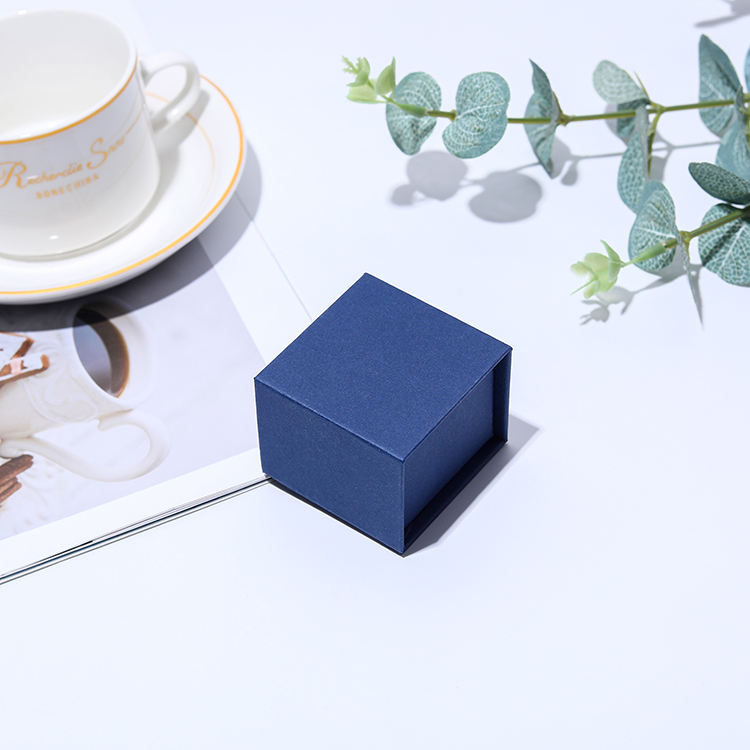 Boîte à bagues (5*5*4)