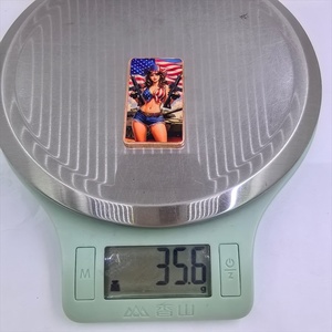 Barra de Cobre Puro .999 de 1 oz con Bandera de EE. UU. para Coleccionistas: Souvenir Patriótico de Chica Americana Sexy y Hermosa - Product Image 5