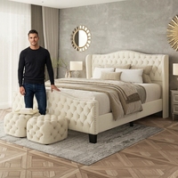 Lit plateforme luxueux en velours avec dossier incurvé style aile, cadre de lit capitonné et pied de lit rembourré pour maison moderne