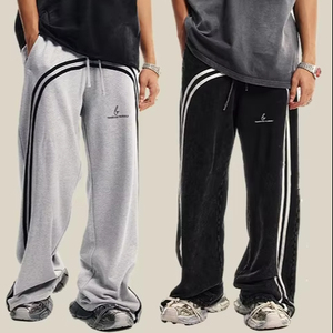 <span class=keywords><strong>Pantalon</strong></span> de survêtement avec <span class=keywords><strong>poche</strong></span> latérale et logo de couleur personnalisée <span class=keywords><strong>Pantalon</strong></span> vertical décontracté à large jambe avec cordon de serrage pour hommes avec rayure <span class=keywords><strong>sur</strong></span> <span class=keywords><strong>le</strong></span> côté - Product Image 1