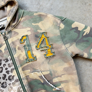 Sudadera con capucha de felpa francesa vintage para hombre, con cremallera, estampado personalizado de leopardo y camuflaje, con efecto desgastado y lavado ácido - Product Image 4