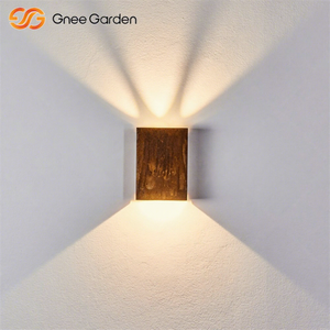 Ornements minimalistes artificiels de luxe avec accents en acier corten, alimentés par l'énergie solaire et résistants aux intempéries pour une utilisation en chambre à coucher et en extérieur - Product Image 1