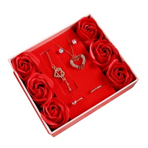 Set <span class=keywords><strong>Regalo</strong></span> di Lusso per <span class=keywords><strong>San</strong></span> <span class=keywords><strong>Valentino</strong></span>, Festa della Mamma, Giornata della Donna: Collana, Orecchini, Anello e Bracciale per Mamma - Product Image 1