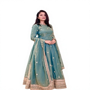 Tenue ethnique pour femme en soie lourde, richement brodée avec des sequins, ensemble trois pièces (robe, pantalon et dupatta) longueur ras du sol, extensible - Product Image 1