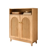 Meuble à chaussures haut de gamme OEM ODM style ferme avec portes à lattes cintrées, étagère ouverte et poignées en laiton pour entrée
