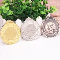 Médaille en métal noir plaqué or gravée au laser personnalisée avec rose 3D et ruban rouge et blanc pour promotion sur le thème du sport