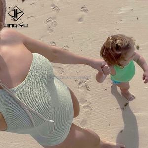 Traje de Baño de una Pieza para Niñas al por Mayor con Tirantes Cruzados en la Espalda y Volantes, Certificado 50+, con Cuello de Volantes - Product Image 4