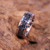 Nouvelle Arrivée 2026 – Bague de Mariage Tendance pour Homme avec Incrustation Unique de Météorite Noire Granulée et Superconductrice