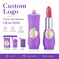 Rouge à lèvres mat violet lavande de luxe à marque privée, logo personnalisé, tube sablier doré orné, maquillage végétalien imperméable OEM