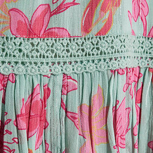 Diseña tu propio vestido halter sin mangas con cuello en V y volantes florales, vestido de playa corto de viscosa personalizado OEM - Product Image 4