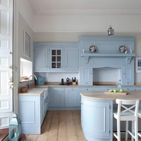 Cuisine sur mesure en bois de contreplaqué bleu français moderne avec îlot central en forme de Nakajima, armoire suspendue