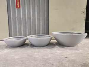 Grand pot de fleurs suspendu moderne, écologique et léger pour jardin extérieur et intérieur, avec trous de drainage, fabriqué à la main en fibre de verre - Product Image 6