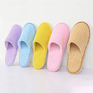 Vente en gros de pantoufles de spa pantoufles de sport d'hiver légères en velours corail jetables pour hôtel avec logo personnalisé - Product Image 3