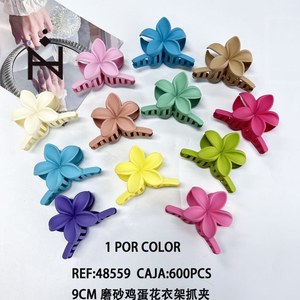 Fermaglio per capelli Frosted Frangipani da 9 cm a forma di fiore colorato per donne e ragazze, accessori per capelli - Product Image 1