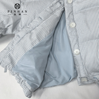Veste matelassée courte à rayures pour femme avec col montant à nœud papillon et poches cargo