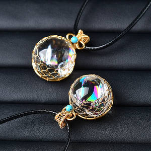 Venta al por mayor <span class=keywords><strong>Natura</strong></span> piedras curativas Arco Iris luz <span class=keywords><strong>Bola</strong></span> <span class=keywords><strong>de</strong></span> cuarzo transparente seda dorada malla tejida colgante collar <span class=keywords><strong>de</strong></span> cristal - Product Image 3