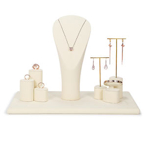 Ensemble de présentoirs à bijoux haut de gamme de luxe Jinsky avec logo personnalisé pour armoire de bijoutier et accessoires de vitrine de bijoux - Product Image 1