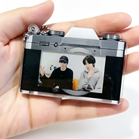 Op maat gemaakte camera-vormige uittrekbare UV-geprinte acryl sleutelhanger met schuifbare fototas, Kpop gratis cadeautjes, sterfans, creatieve celebrity