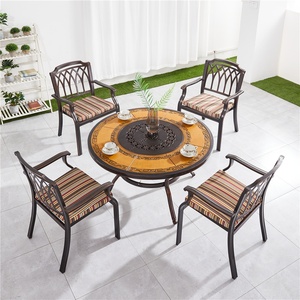 Il tavolo <span class=keywords><strong>da</strong></span> terrazza in alluminio pressofuso CHOUVANT può ospitare <span class=keywords><strong>da</strong></span> 4 a 6 persone per una cena barbecue - Product Image 4