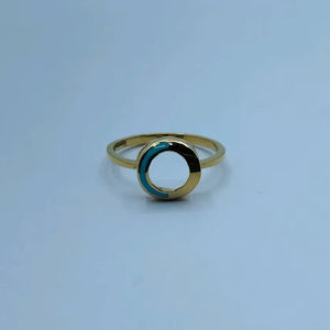 Bague pour femmes inspirée de l'art, or 22 carats, forme circulaire contemporaine et touche émaillée - Product Image 1