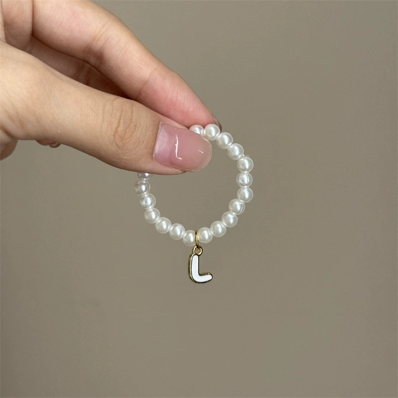Collar de perlas con letra [l]