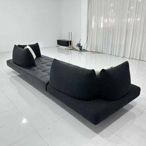 غرفة معيشة بأسلوب إيطالي بسيط مع أريكة بدون ذراعين ومساند ظهر قابلة للتحريك على جانبي الكرسي. تم شراؤه من متجر. - Product Image 3