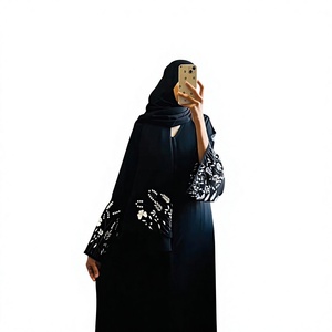 Abaya noire brodée avec hijab, robe islamique modeste pour femmes, robe longue à manches amples à fleurs, tenue quotidienne du Moyen-Orient - Product Image 1