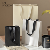 Sacs cadeaux portables de luxe blancs en kraft à motif floral avec poignée en corde de coton, personnalisables numériquement avec logo publicitaire pour emballage de bijoux, en stock