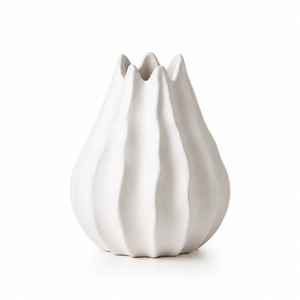Vase à fleurs élégant en céramique blanche mate, forme de bourgeon de tulipe cannelé, bord festonné, poterie côtelée pour la décoration de table moderne - Product Image 1