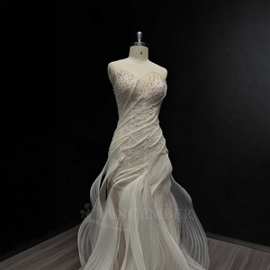 Vestido de Novia de Lujo Moderno NT48 con Escote Corazón, Encaje Floral, Apliques de Cristal y Volantes Estilo Sirena - Product Image 5