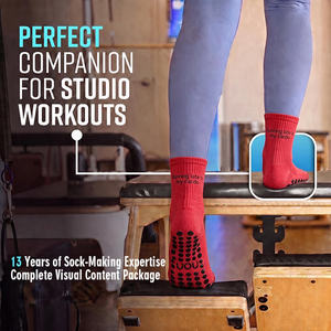 Calcetines BiLu con Mensaje Impreso, Patrón de Agarre Completo en los Dedos, Tela de Rizo, Colores de Texto Personalizados, Servicio de Diseño Gratuito, Fábrica con Certificación Intertek - Product Image 1