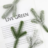 Couronne de Noël en plastique vert écologique, style simple, petites aiguilles de pin, design à trois branches, pour arbres d'intérieur - Vente en gros