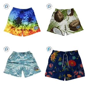Pantalones cortos de malla de flora para entrenamiento deportivo con diseño de poliéster de verano, pantalones cortos florales tropicales personalizados, pantalones cortos de playa de secado rápido de 5 pulgadas para hombres - Product Image 4