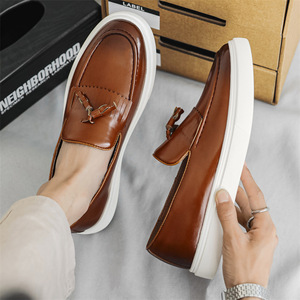 Mocasines con borlas para hombre de talla grande, cómodos, suela blanda, punta redonda, estilo británico, Walking Show, fotografía callejera, zapatos de vestir informales - Product Image 6