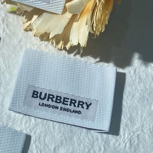 Op maat gemaakte nieuwe merkkleding van de fabrikant, geweven satijnen linten, rechthoekige katoenen lasergesneden kraaglabels, zeefdruk - Product Image 5