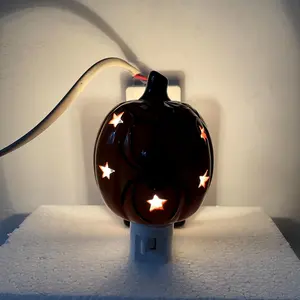 Luz de noche de araña de cerámica pintada a mano con enchufe directo para decoración de Halloween