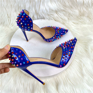 Scarpe da festa da donna in <span class=keywords><strong>pelle</strong></span> verniciata colorata con borchie, <span class=keywords><strong>sandali</strong></span> <span class=keywords><strong>blu</strong></span> con tacco alto. - Product Image 3